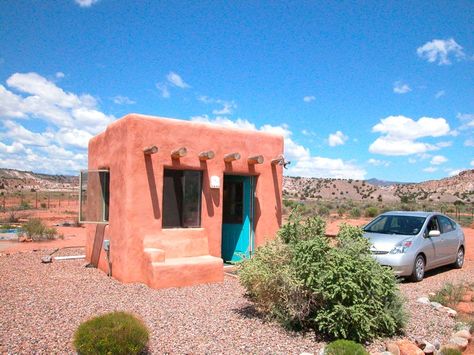 A 120-square-foot adobe house in Georgia O'Keeffe Country. Solar-powered, too. I can dig it. Desert Tiny House, Desert Tiny Home, Super Adobe House Design, Small Adobe House Plans, Tiny Adobe Casita, Mos Architects, Adobe Style Homes, Adobe Home, Santa Fe Style