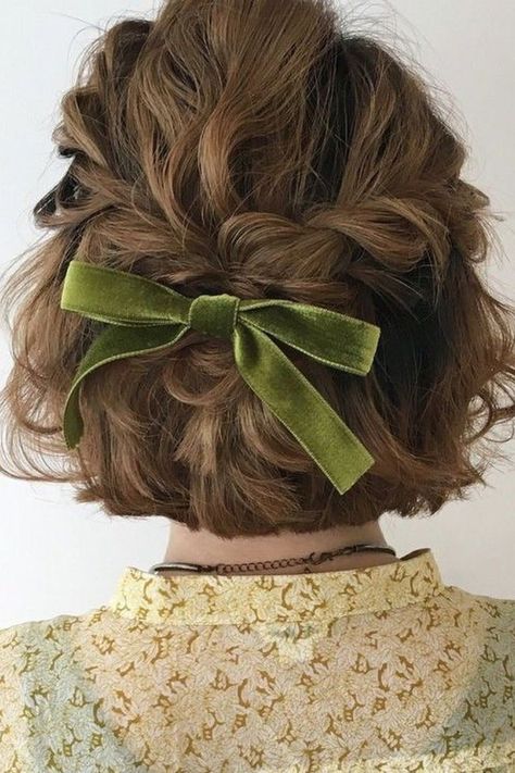 The Light Academia aesthetic is soft, feminine, and effortlessly chic. Here are 35 amazing Light Academia hairstyles you're sure to love. Light Academia Hair, Light Academia Hairstyle, Academia Hairstyles, Dark Academia Hairstyle, Dyed Pixie Cut, Light Acadamia, Academia Hairstyle, Side Braid Ponytail, Feminine Hairstyles