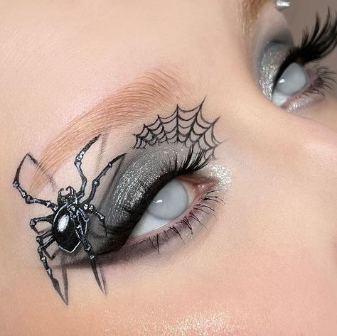 Halloween Eye Shadow Ideas, Halloween Graphic Liner Makeup, Halloween Eye Makeup Looks, Halloween Eye Makeup Ideas, Halloween Spider Makeup, Halloween Eyeliner, Halloween Eyeshadow, Spider Makeup, Monster High Makeup