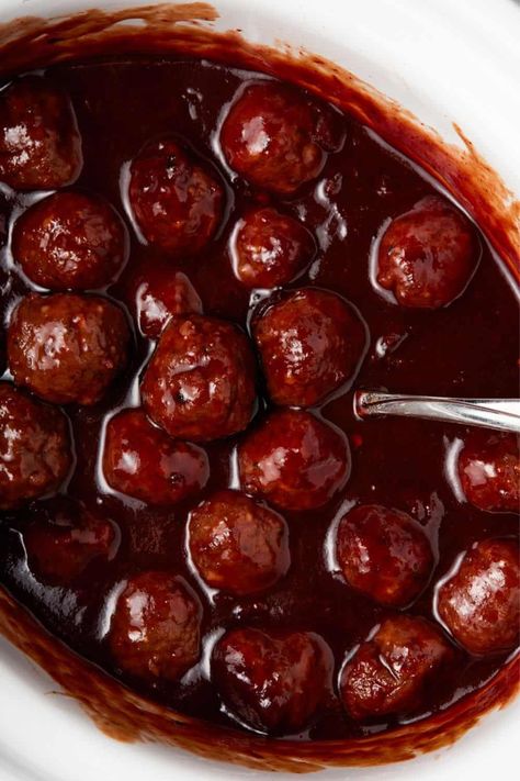 These 4 ingredient Easy BBQ Meatballs are one of the best appetizers around. They are spicy, sweet, and guaranteed to have everyone asking for the recipe! Food Network Meatballs, Easy Bbq Meatballs, Slow Cooker Bbq Meatballs, Oven Meatballs, Easy Dutch Oven Recipes, Barbecue Meatballs, Easy Delicious Meals, Tailgating Food, The Best Appetizers