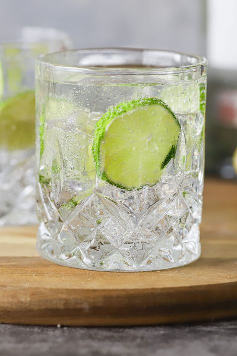 This vodka soda recipe is an easy vodka drink with only 2 ingredients. Add some vodka and club soda to a cup and top with lime. Delicious, simple and a low calorie cocktail that's as yummy as it is refreshing. Vodka Soda With Lime, Vodka Lime Soda, Club Soda Drinks, Vodka Soda Recipe, Vodka Soda Cocktails, Vodka Drinks Easy, Best Vodka, Low Calorie Cocktails, Vodka Lime