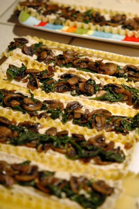 Mushroom Rolls, Spinach And Mushroom Lasagna, Spinach Mushroom Lasagna, Spinach Vegan, Attack Attack, Spinach And Mushrooms, Mushroom Lasagna, Spinach And Mushroom, Lasagna Roll Ups