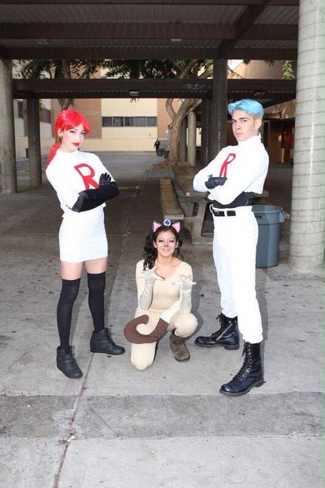 Halloween idea. Pokemon team Rocket Gaming Halloween Costumes, Cosplay Trio Ideas, Trio Cosplay Ideas, Trio Cosplay, Pokemon Trio, Team Rocket Costume, Rocket Cosplay, Team Rocket Cosplay, Pokemon Halloween Costume