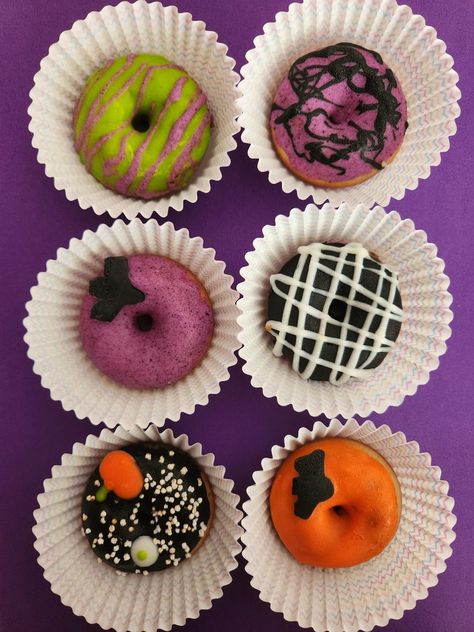 Mini donas de vainilla con chocolate de colores, decoración hallowen. Mini Donuts, Donuts, Halloween