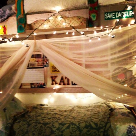 Dorm room DIY canopy I like the lofted bed, lights, pictures, and canopy for the underneath one...nice! Canopy Over Loft Bed, Dorm Room Bed Canopy, Bunk Bed Privacy, Curtains For Loft Bed, Dorm Curtains Bed, Bunk Bed Privacy Ideas, Diy Bed Canopy Easy Dorm Room, Dorm Room Canopy, Bunk Bed Privacy Curtains Dorm Room