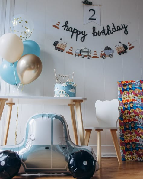 HB 🤍 Simple 2nd Birthday Decorations, 1 Yaş Doğum Günü Konsepti Erkek, Baby Boy Birthday Cake, Two Fast Birthday, 2nd Birthday Party For Boys, Birthday Party For Boys, Baby Birthday Decorations, Car Birthday Party, Car Birthday Theme