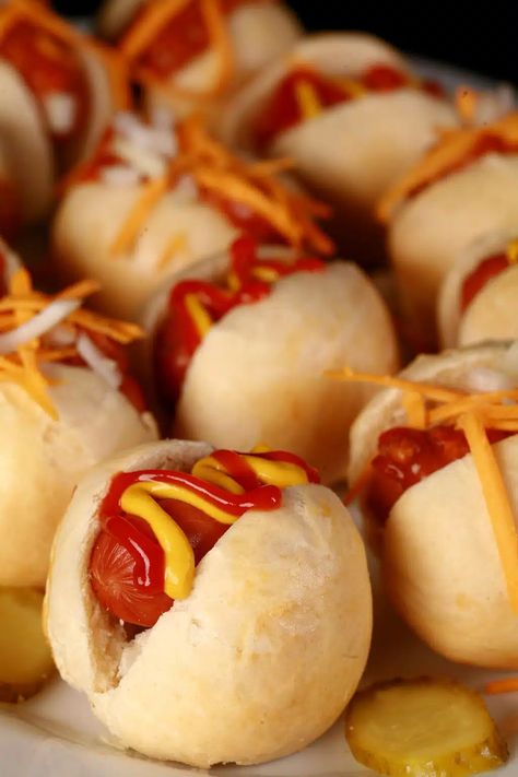 Hot Dog Sliders, Mini Slider, Mango Pineapple Salsa, Hot Dog Party, Smoked Cocktails, Mini Hot Dogs, Mini Sliders, Chili Toppings, Birthday Snacks