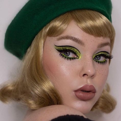 Recreate These Trending Retro Makeup Looks This Fall! 70s Hair And Makeup, Retro Makeup Looks, 60’s Makeup, Disco Makeup, 60s Makeup, 70s Makeup, Retro Makeup, Mode Hippie, Retro Looks