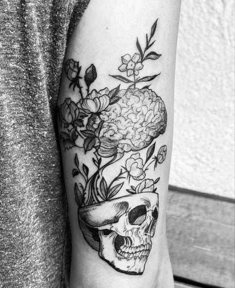 Realistic Brain Tattoo, Anatomical Bone Tattoo, Human Anatomy Tattoo Sleeve, Psych Nurse Tattoo, Skull And Brain Tattoo, Feminine Skeleton Tattoo, Anatomy Tattoo Sleeve, Brain Tattoo With Flowers, Floral Anatomy Tattoo