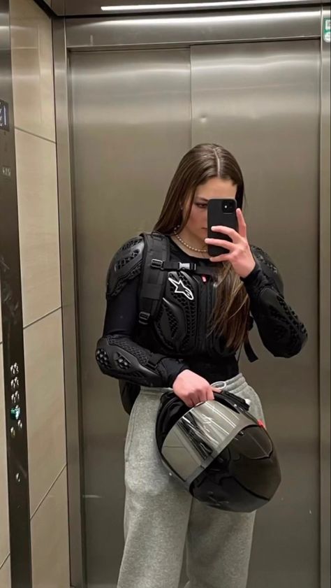 Women Motorcycle Outfit, Female Biker Outfit, Biker Girl Outfits, Image Moto, Bike Aesthetic, Motorcycle Aesthetic, Biker Aesthetic, Female Biker, Biker Love