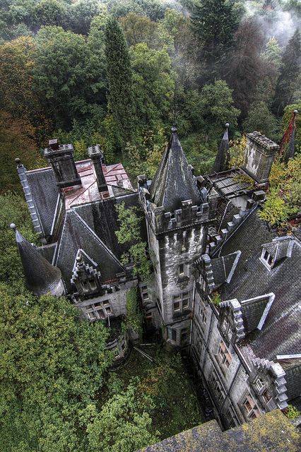 Castle In The Woods, Beaux Arts Architecture, Mansion Homes, Abandoned Mansion, Old Mansions, Abandoned Castles, Abandoned House, Abandoned Mansions, A Castle