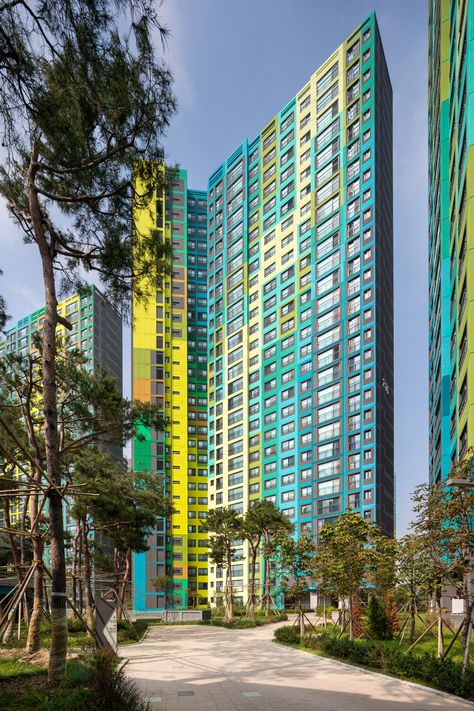 Colorful Blocks in South Korea – Fubiz Media Korea Apartment, Apartment Exterior Design, Korean Apartment, Apartments Exterior, Apartment Exterior, Building Aesthetic, High Rise Apartments, House Design Exterior, Architecture Model Making