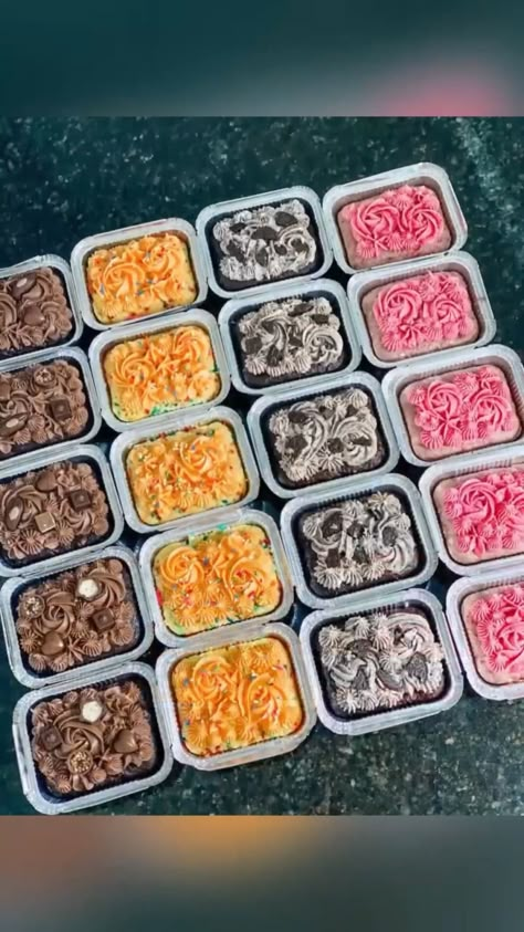 Foil Cake Packaging, Mini Tin Foil Cakes, Mini Cakes Square, Square Lunchbox Cake, Cake Trays Ideas, Mini Cakes In Foil Pan Ideas, Mini Sheet Cakes, Decorate Mini Cakes, Mini Cake Pans With Lids Ideas