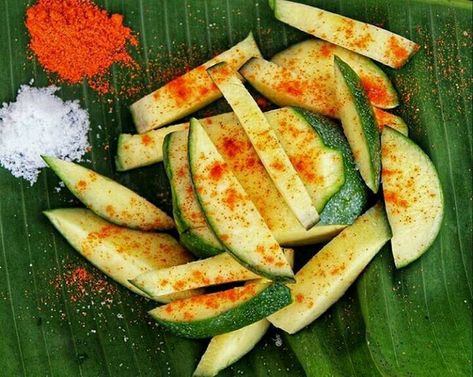 Mango piece , Chili powder and salt😍 Food Photography Fruit, Indian Food Photography, Kerala Food, Food Therapy, Desi Food, India Food, Healthy Food Motivation, Indian Street Food, Food Snapchat