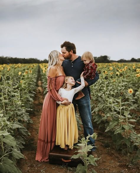 Sunflower field photo session Long Dress For Fall Family Pictures, Family Photos Sunflower Field Outfits, Family Photos Of 6 Posing Ideas, Wildflower Field Family Photos, Scorpion Gulch Photoshoot, Sunflower Family Photo Shoot, Sunflower Field Family Photoshoot Outfits, Sunflower Family Photoshoot Outfits, Outfits For Sunflower Field Pictures Family