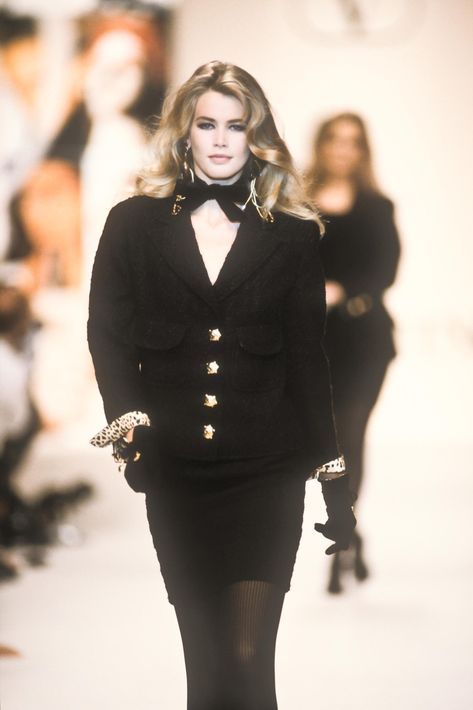 Valentino Runway, Models 90s, Vintage Hollywood Glamour, 90s Runway Fashion, 80s And 90s Fashion, 90s Models, Claudia Schiffer, Runway Show, Runway Models