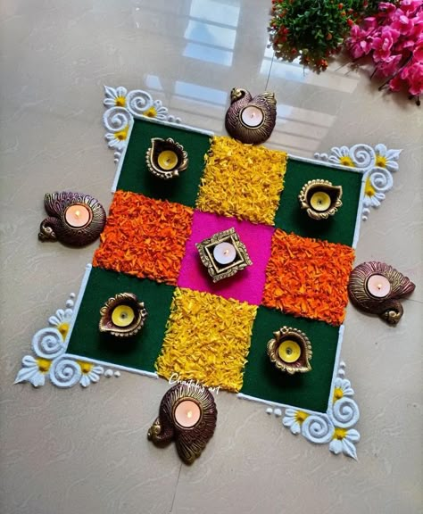 Flower Kolam Design, Best Rangoli Designs For Diwali, Rangoli For Pooja, Rangoli Designs With Flowers, Entrance Rangoli, Flowers Rangoli Designs, Simple Diwali Rangoli, Jhoti Design, Sanskar Bharti Rangoli Designs