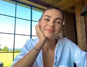 Mila Kunis at home on Zoom... Video conferencing with Family Guy co stars ( September 2020 ) shared to groups 10/30/20 Aged Like Fine Wine, Jennifer Aniston Videos, Aging Backwards, Like Fine Wine, Mila Kunis, Friends With Benefits, Female Actresses, Amy Adams, Alexandra Daddario