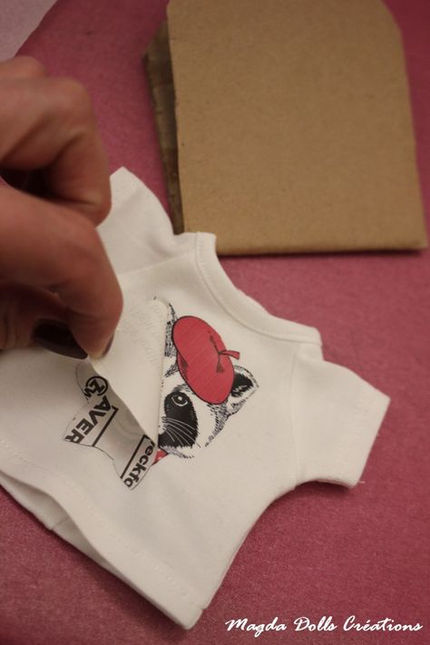 Transfert sur tissu | LesCouturesdeMagdaTutosetPatrons Diy Couture, Onesies, Baby Onesies, Cricut, Textiles, Couture, Dolls