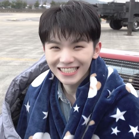 woozi pfp - seventeen Woozi Cute Pics, Dino Pfp Seventeen, Woozi Pfp, Seventeen Icons, Going Seventeen, Seventeen Debut, Seventeen Album, Seventeen Wallpapers, Pledis 17