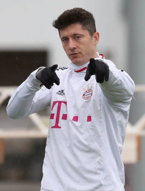 Lewandowski Bayern, Goat Football, Bayer Munich, Football Players Photos, Football Or Soccer, Team Goals, Fc Bayern Munich, Robert Lewandowski, Instagram Quotes Captions