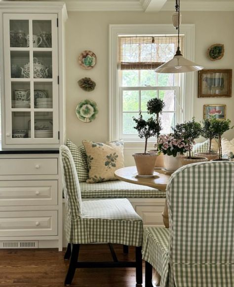 Bunny Williams Dining Room, Small Sunroom Dining Room, Coastal Cottage Dining Room, Grandmillennial Dining Room, Old Southern Homes Interior, Cottage Blinds, Cottage Core Dining Room, Dining Toom, 2024 Color Palette