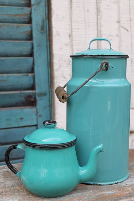 I put this in garden decor because thats where Id use these pretty enamel pots.  Check out the website for more Turquoise Cottage, Tea Kettles, Vintage Enamelware, Shades Of Turquoise, Aqua Turquoise, Décor Diy, Tiffany Blue, Turquoise Color, Rustic Home Decor