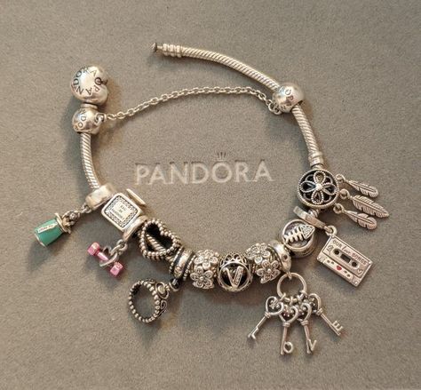 Pulsera Pandora Charms Ideas, Pandora Charm Bracelet Aesthetic, Pandora Bracelet Disney, Pandora Bracelet Charms Ideas, Pandora Bracelet Designs, Pandora Jewelry Charms, Preppy Jewelry, Bracelet Pandora, Gold Jewelry Stores