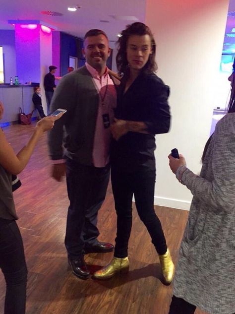 Harry Styles Chelsea Boots, Harry Styles Cute, Haikou, Harry Styles Pictures, Harry Styles Photos, Mr Style, Harry Edward Styles, Light Of My Life, Edward Styles