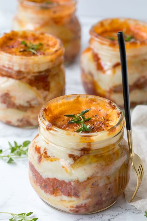 This Mason Jar Lasagna Recipe Is What Lunch Dreams Are Made Of | Brit + Co Mason Jar Lasagna, Mason Jar Picnic Food, Appetizers In Mason Jars, Low Calorie Mason Jar Meals, Meal In A Cup, Lasagna In A Jar, Rice Mason Jar Meals, Noodle Mason Jar Recipes, Mason Jar Bread Recipes