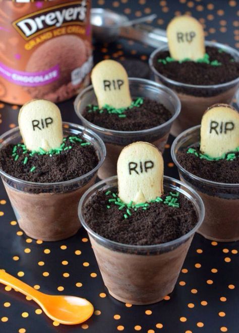 Cute snack- but with chocolate pudding Graveyard Cups, Masquerade Homecoming, Halloween Potluck, Halloween Cemetery, Dessert Halloween, Postres Halloween, Soirée Halloween, Bolo Halloween, Midnight Masquerade