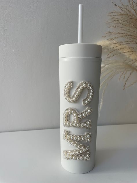 A stunning reusable cold cup.  Great to celebrate on your Hen do or to carry around on your wedding day so you don't spill your drink on your special dress. The letters are made from pearls and diamantés and sparkle in the light. The cup is only suitable for cold drinks and not dishwasher safe. This is hand wash only sue to all the delicate beads. Hen Do Ideas Decorations, Marbella Hen Party, Diy Bride Gifts, Bride Crafts, Hen Do Decorations, Pearl Tumbler, Bridal Lunch, Cruise Bachelorette, Mrs Tumbler