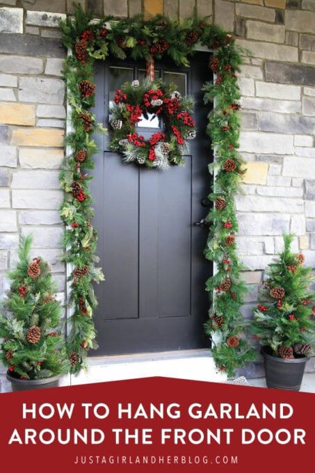 Simple Christmas Porch Decor, Simple Christmas Porch, Outdoor Christmas Garland, Outdoor Garland, Pictures Friends, Front Door Christmas Decorations, Costumes Couples, Christmas Decorations Garland, Christmas Yard Decorations