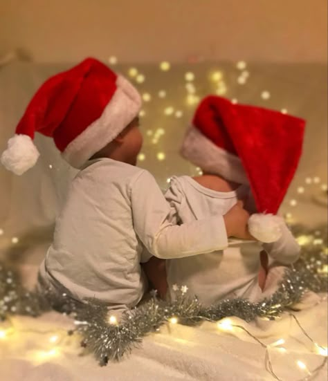 Sibling Santa Photo Outfits, Sibling Xmas Photo Ideas, Toddler Christmas Pictures, Sibling Christmas Pictures, Christmas Pictures Kids, Babies Christmas, Christmas Baby Pictures, Christmas Poses, Christmas Family Photoshoot