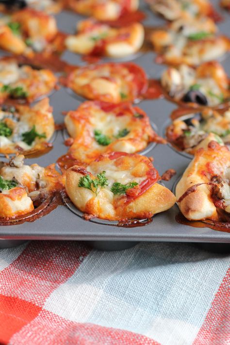 Quick and easy mini pizza bites! Your favorite pizza in bite-sized goodness. Make them all meat, or pepperoni or all vegetarian! It's up to you!  #Superbowl #gamedayfood #quickrecipe #appetizer Appetizer Pizza, Super Bowl Snack Recipes, Mini Pizza Bites, Healthy Superbowl Snacks, Pizza Snacks, Pizza Bites, Superbowl Snacks, Mini Pizza, Tasty Bites