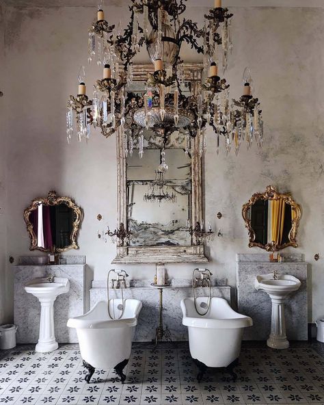 Spanish Style Bathrooms Mexico, Spanish Style Bathrooms, Coqui Coqui, Beautiful Bathtubs, Outdoor Tub, Bathroom Goals, Style Deco, Spanish Style, Beautiful Bathrooms