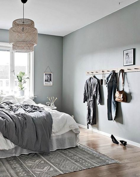 Cut the clutter! How to declutter your bedroom and keep it clutter-free Modern Scandinavian Bedroom Design, How To Declutter Your Bedroom, Modern Scandinavian Bedroom, Idea Bilik Tidur, Scandinavian Bedroom Decor, Reka Bentuk Bilik Tidur, Scandinavian Style Bedroom, Design Ložnic, Scandinavian Design Bedroom