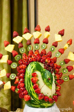 Indian Wedding Catering, Fruit Platter Ideas Wedding, Fruit Platter Ideas, Platter Ideas, Food Indian, Fruit Basket Gift, Fruit Packaging, Indian American, Fruits Drawing