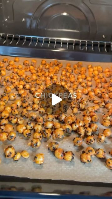 The Balance Factorie on Instagram: "🍿💥 Crunchy + Spicy Snack. High protein, SUPER tasty, super healthy. MADE with chickpeas, but tastes sooo GOOD. The PERFECT healthy snack! Tag a friend who needs this recipe 🍽️ . 👨‍🍳 Crunchy Spicy Snack Ingredients:  1 (15oz) can chickpeas (or 1 ½ cups cooked chickpeas) (250 g) ¼ cup (60 ml) tahini 1 Tbsp black sesame seeds 1 tsp of paprika powder ½ tsp salt  Protein Content Total: 32.8 g plant-based protein 1 (15oz) can chickpeas, drained = 17.8 g protein 60 g tahini = 15 g protein  #healthysnack #crunchychickpeas #chickpea" Black Beans And Chickpeas, Healthy Salty Snacks, Dr Sebi Alkaline Food, Healthy Savory Snacks, Cooked Chickpeas, Air Fryer Recipes Snacks, Crunchy Chickpeas, Healthy Grains, Black Sesame Seeds