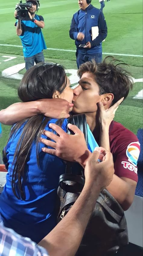 Diego Lainez Selfie, Diego Lainez Girlfriend, Futbol Couple, Soccer Relationships, Footballer Boyfriend, Soccer Bf, Couple Football, Cute Soccer Couples, Soccer Couples