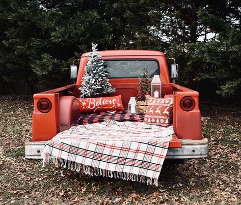 Christmas Photoshoot Ideas Truck, Red Truck Christmas Pictures Couple, Rustic Truck Christmas Pictures, Red Truck Mini Session, Truck Bed Christmas Photos, Christmas Minis Truck, Old Red Truck Christmas Pictures, Christmas Mini Sessions Red Truck, Western Christmas Mini Session