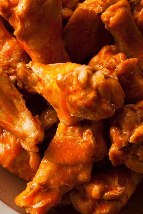 Keto Crockpot Meals, Red Hot Chicken, Keto Chicken Wings, Buffalo Wings Recipe, Hot Chicken Wings, Hot Wing Recipe, Hot Wing Sauces, Wing Sauce Recipes, Wings Recipe Buffalo