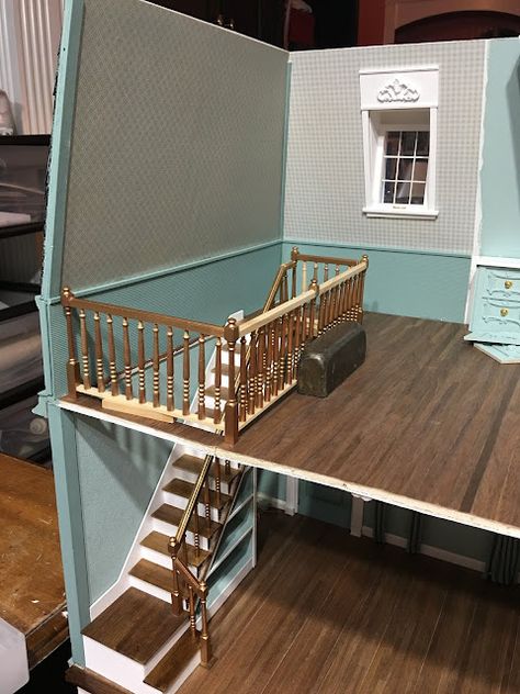 Dollhouse Staircase Ideas, Doll House Stairs, Miniature Staircase, Dollhouse Stairs, Dollhouse Staircase, Dollhouse Farmhouse, Railing Balcony, Stairs Railing, Dollhouse Design