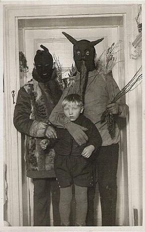 50 Unexplainable Black & White Photos Vintage Bizarre, Creepy Vintage, Creepy Photos, Vintage Halloween Costume, Strange Things, Halloween Vintage, Fantasias Halloween, Urban Legends, Halloween Photos