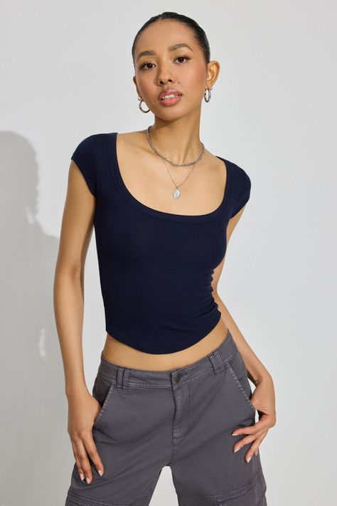 Cropped Fitted Tee, Scoop Neck Top Outfit Aesthetic, Scoop Neck Tee Outfits, Scoop Neck Top Outfit, Scoop Neck Tshirt, Scoop Neck Tee, Scoop Neck Top, Tee Outfit, Workout Tshirts