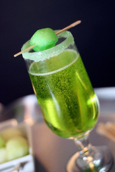 The Sparkling Shamrock Champagne. | Community Post: 10 Festively Green Cocktails To Make On St. Patrick's Day Green Cocktails, Lime Green Weddings, St Patricks Day Drinks, Melon Liqueur, Signature Cocktails Wedding, Saint Patties, Champagne Cocktail, Wedding Drink, Signature Drinks