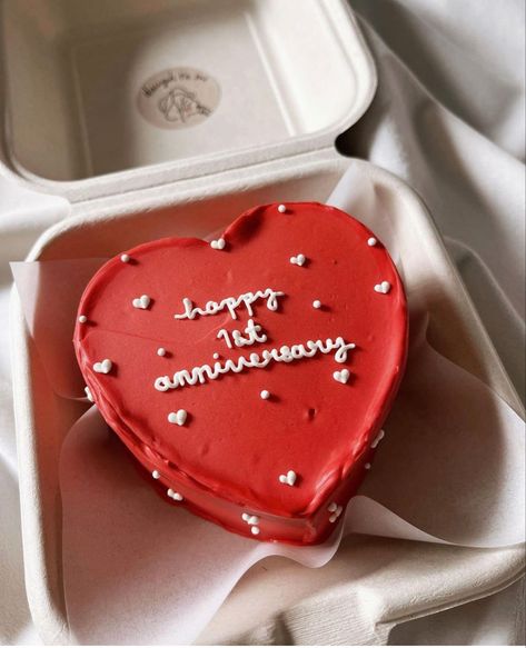 Simple Anniversary Cakes, 1st Anniversary Cake, 1st Anniversary Gifts For Him, Romantic Cake, 1st Year Cake, Anniversary Cake Designs, Bolo Red Velvet, Cake For Boyfriend, Happy Anniversary Cakes