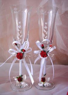 Aprende cómo decorar copas de boda de forma bonita y fácil ~ Mimundomanual Deco Ballon, Wine Glass Decor, Wine Glass Candle, Bride And Groom Glasses, Wedding Wine Glasses, Wedding Champagne Glasses, Decorated Wine Glasses, Flute Glasses, Wedding Flutes