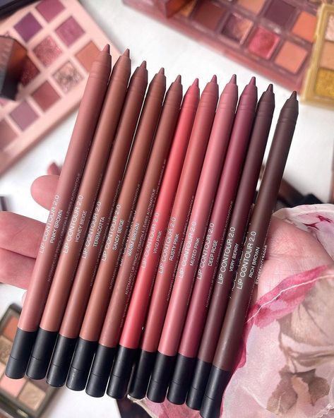 HUDA KATTAN on Instagram: “PICK & name your go-to Lip Contour 2.0 in the comments ⬇️ darlings!💋 ⠀⠀⠀⠀⠀⠀⠀⠀⠀ Features: 💕 12 Universal shades 😍 All Day Wear 🧈 Buttery…” Huda Beauty Lip Liner, Huda Beauty Lip Contour, Huda Beauty Lip, Wax Roller, Makeup Tools Products, Lip Contour, Makeup Order, Lip Combos, Lipstick Kit