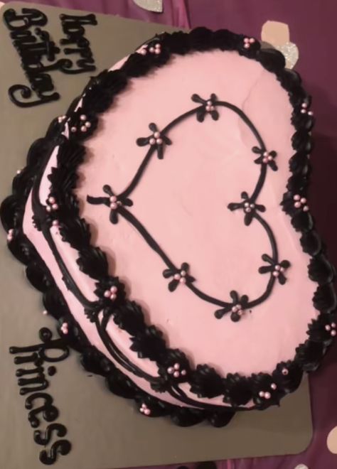 Early 2000s Bday Cake, Birthday Ideas Grunge, Pink Skull Cake, Y2k Birthday Cake Aesthetic, Emo Bday Cake, Goth Birthday Cake Simple, Y2k Cakes Birthday, Edgy Birthday Cake, Goth 21st Birthday